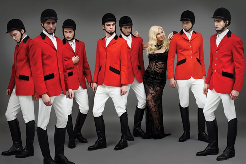 La publicación muestra un guiño a la emblemática foto de Susana junto a hombres vestidos con chaquetas rojas y detalles dorados, obra del diseñador Carlos Di Domenico