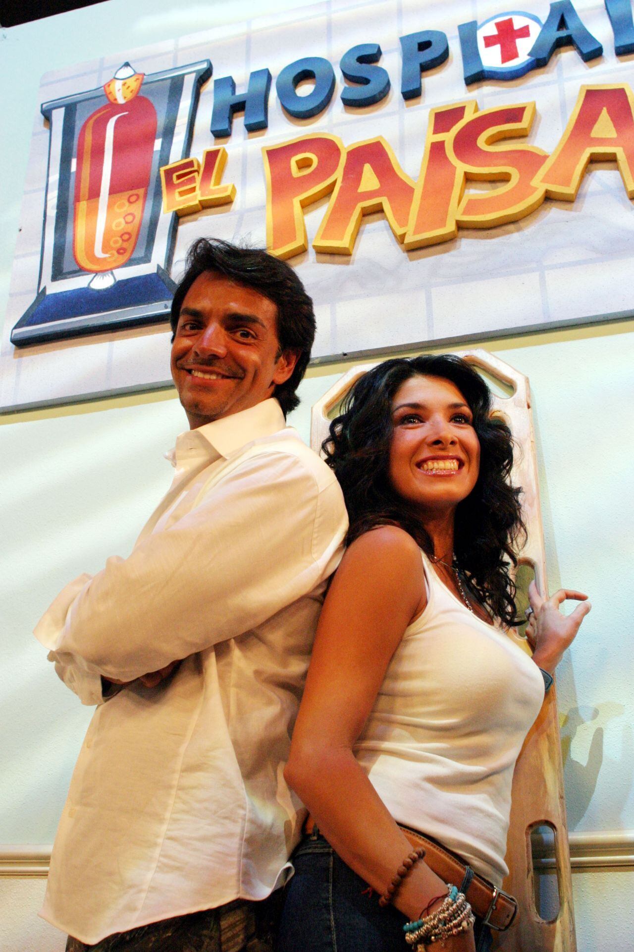México, D.F., 30JUNIO2004.- Eugenio Derbez, es el productor del nuevo programa de televisión Hospital el Paisa, que será estrenado el próximo 7 de Julio a las 22:00 hrs. En la imagen lo acompaña su pareja sentimental Dalilah Polanco, que es parte del elenco. FOTO: Moisés Pablo/CUARTOSCURO.COM