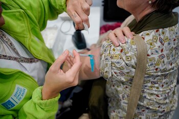 Una persona se vacuna para