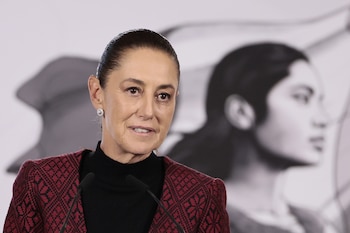 La presidenta de México, Claudia Sheinbaum, habla en una rueda de prensa este lunes en el Palacio Nacional de la Ciudad de México (México). EFE/José Méndez
