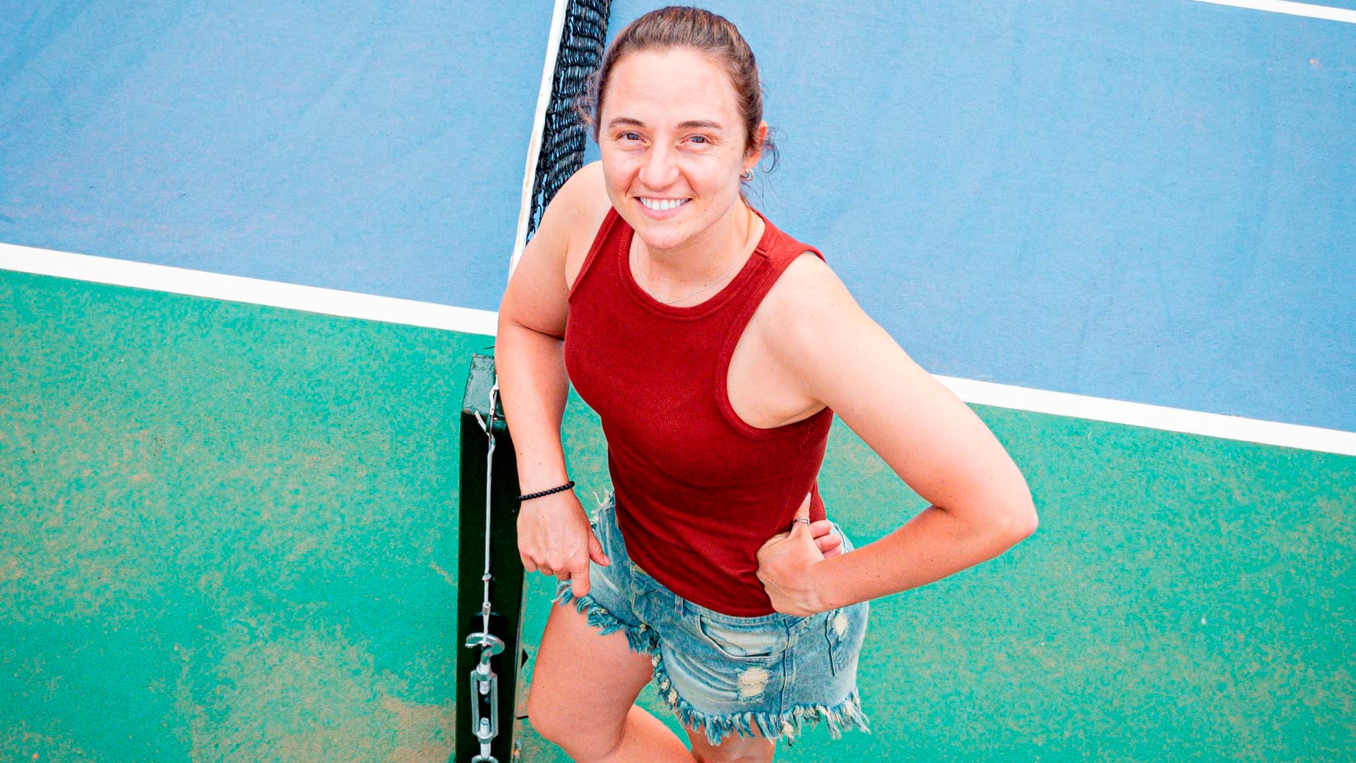 Nadia Podoroska, distendida y sonriente en una de las canchas del Círculo de la Fuerza Aérea, durante La Semana del Tenis, mientras transita su proceso de recuperación y proyecta el regreso al circuito (Crédito: Prensa AAT/Omar Rasjido)
