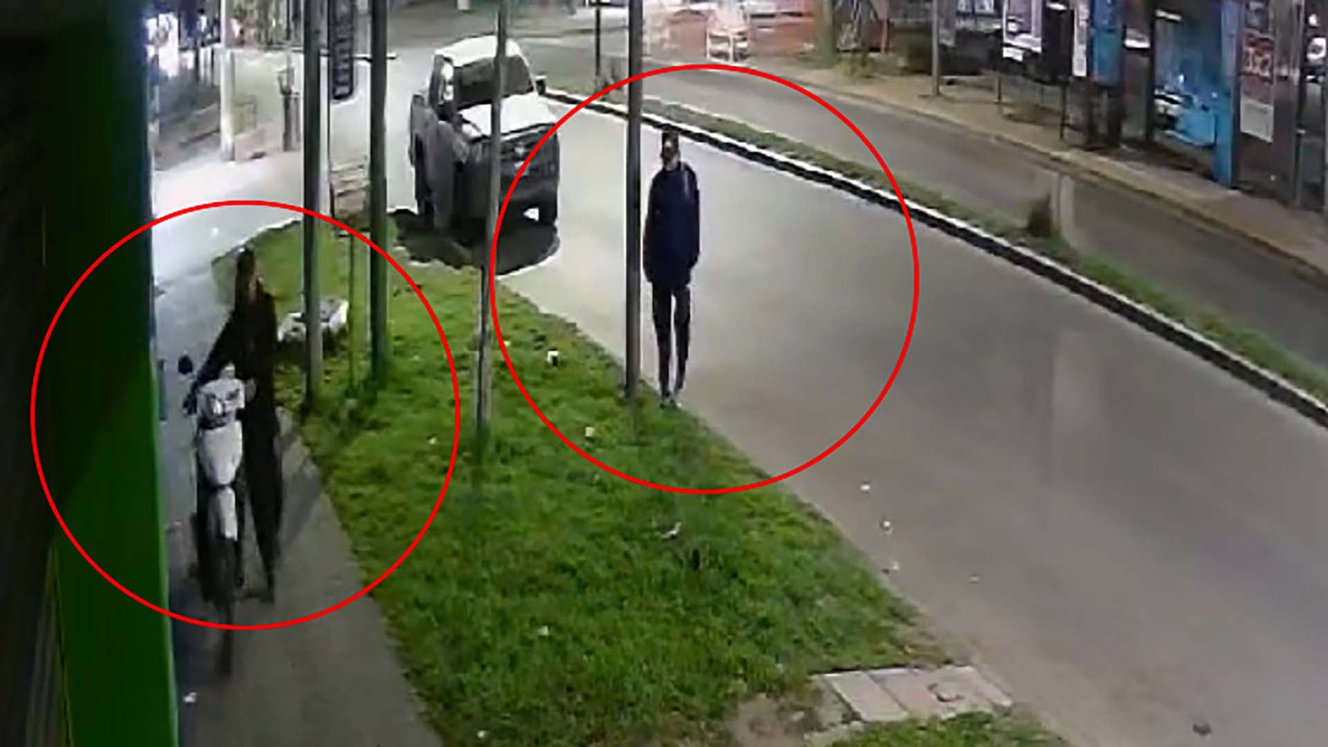 El momento en el que los acusados escapaban con la moto del vecino