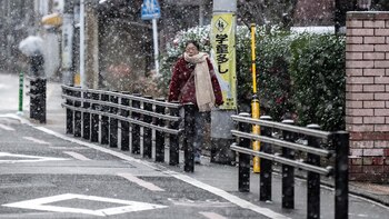 Una mujer camina por la