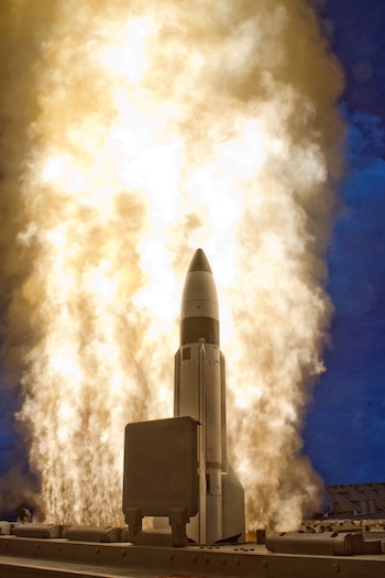 Estados Unidos ya había demostrado capacidad antisatélite con pruebas en 1985 y en 2008, cuando destruyó el satélite USA-193 con un misil SM-3 (REUTERS/US Navy/Handout via Reuters)