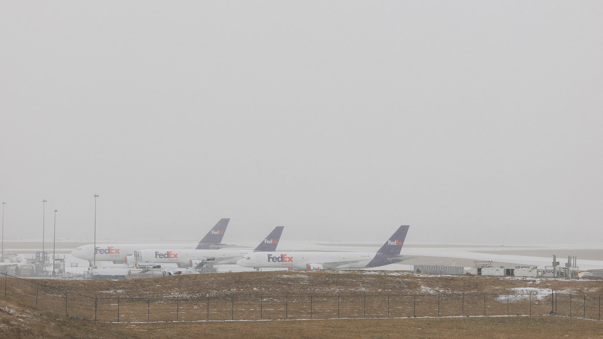 Aviones de FedEx se ven mientras cae nieve en el Aeropuerto Internacional de Nashville el 24 de enero de 2026 en Nashville, Tennessee. Se espera que una enorme tormenta invernal traiga temperaturas gélidas, hielo y nieve a millones de estadounidenses en todo el país. (AFP)