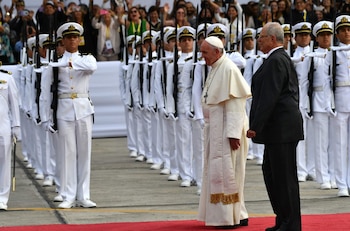 El Papa Francisco es recibido en el aeropuerto de Lima con honores por el entonces presidente Pedro Pablo Kuczynski. (Foto: Vatican News)