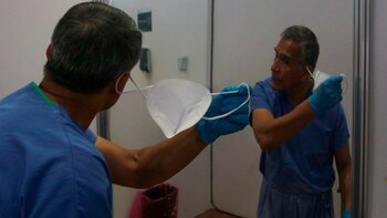 El médico Cecilio durante el