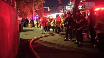 El fuego comenzó durante la madrugada en el piso 11 del complejo Patterson Houses, en el Bronx (Captura de video)