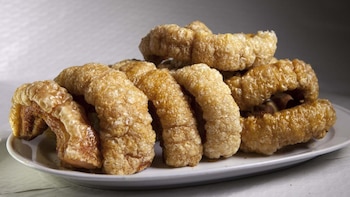 Torreznos de Soria en plato.