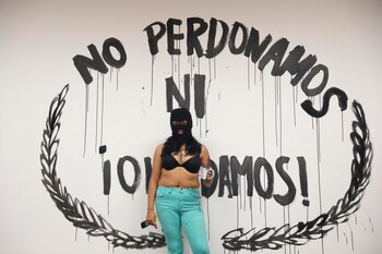 Una activista posa frente a