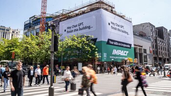 El curioso cartel que critica