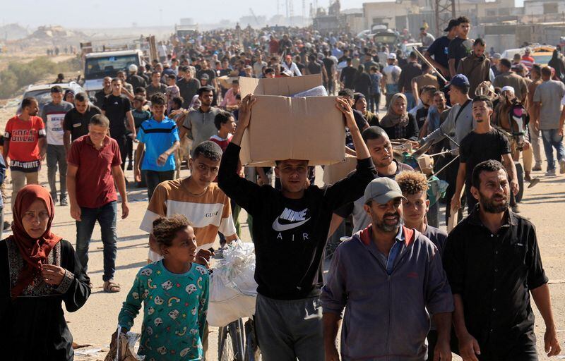 Varios palestinos en busca de ayuda se reúnen en un carro cerca de un centro de distribución de ayuda gestionado por la Fundación Humanitaria de Gaza, respaldada por Estados Unidos, en Rafah el 27 de mayo de 2025 (REUTERS/Hatem Khaled)