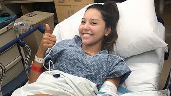 Andrea Andrade sonriendo durante un tratamiento médico, desafiando el pronóstico de dos años de vida