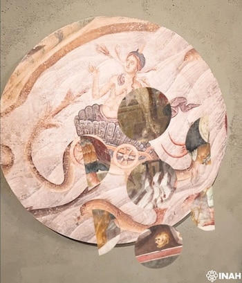 Pintura mural circular con figura semidesnuda, tocado, plumas, y carro tirado por serpientes marinas. Seis círculos resaltan detalles, incluyendo un cráneo. Logo INAH