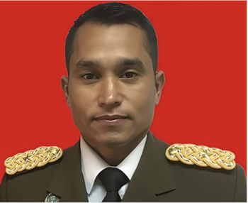 Retrato de un hombre vestido con uniforme militar color verde oliva, camisa blanca y corbata negra, con galones dorados en los hombros