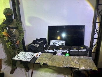 El uso de prendas policiales por parte de bandas criminales ha sido un modus operandi recurrente en Ecuador.