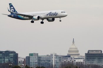 La demanda en billetes de primera clase y viajes de negocios de empresas tecnológicas impulsan las expectativas de rentabilidad de Alaska Air. (REUTERS/Joshua Roberts)