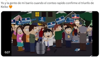 Captura de pantalla de South Park. Una multitud de personajes animados celebra en una calle, algunos sosteniendo carteles azules con la palabra "CHANGE"