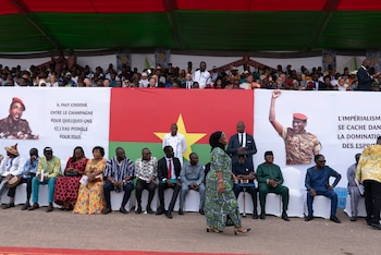 La gente asiste a la