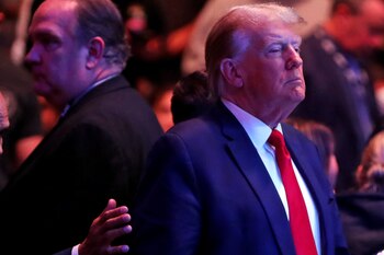 Donald Trump mira la pelea