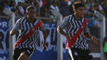 Deportivo Municipal, en acción con su inédita camiseta de los 1000 sponsors. - Crédito: Difusión