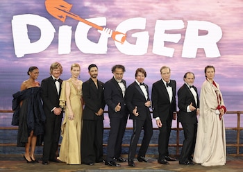 Tom Cruise, Michael Stuhlbarg, Sophie Wilde y otros integrantes del elenco posan frente al logotipo de la película Digger.