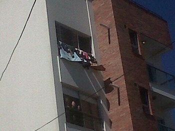 Colgar ropa en balcones puede