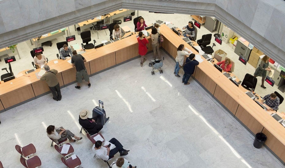 Funcionarios públicos en un edificio administrativo. (José Antonio García Cordero)