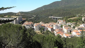 El Pertús, el pueblo dividido