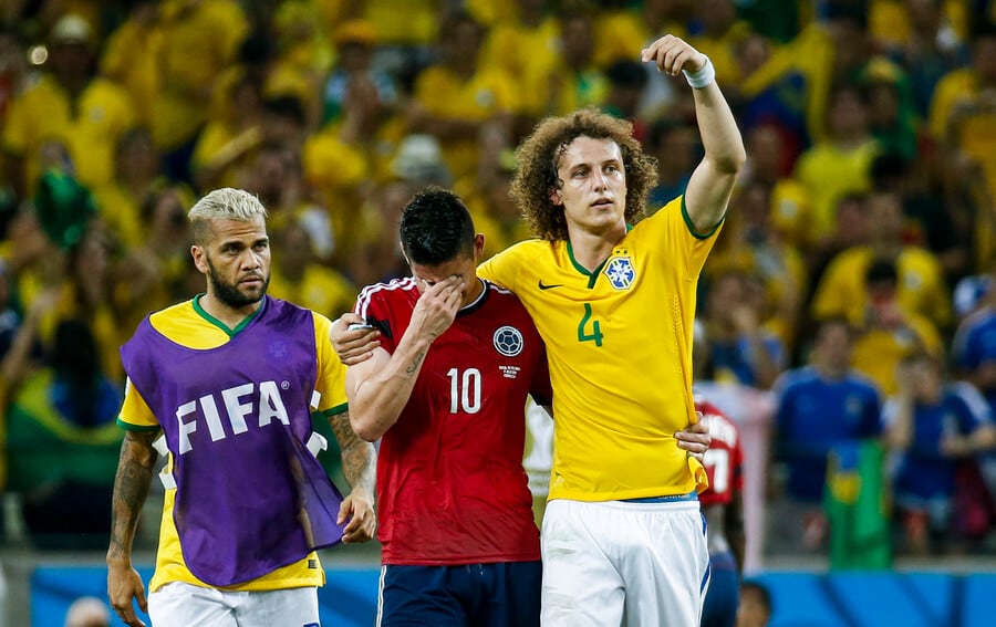 Dani Alves y David Luiz consuelan a un devastado James Rodríguez tras aquel encuentro (Colprensa/Mauricio Alvarado)