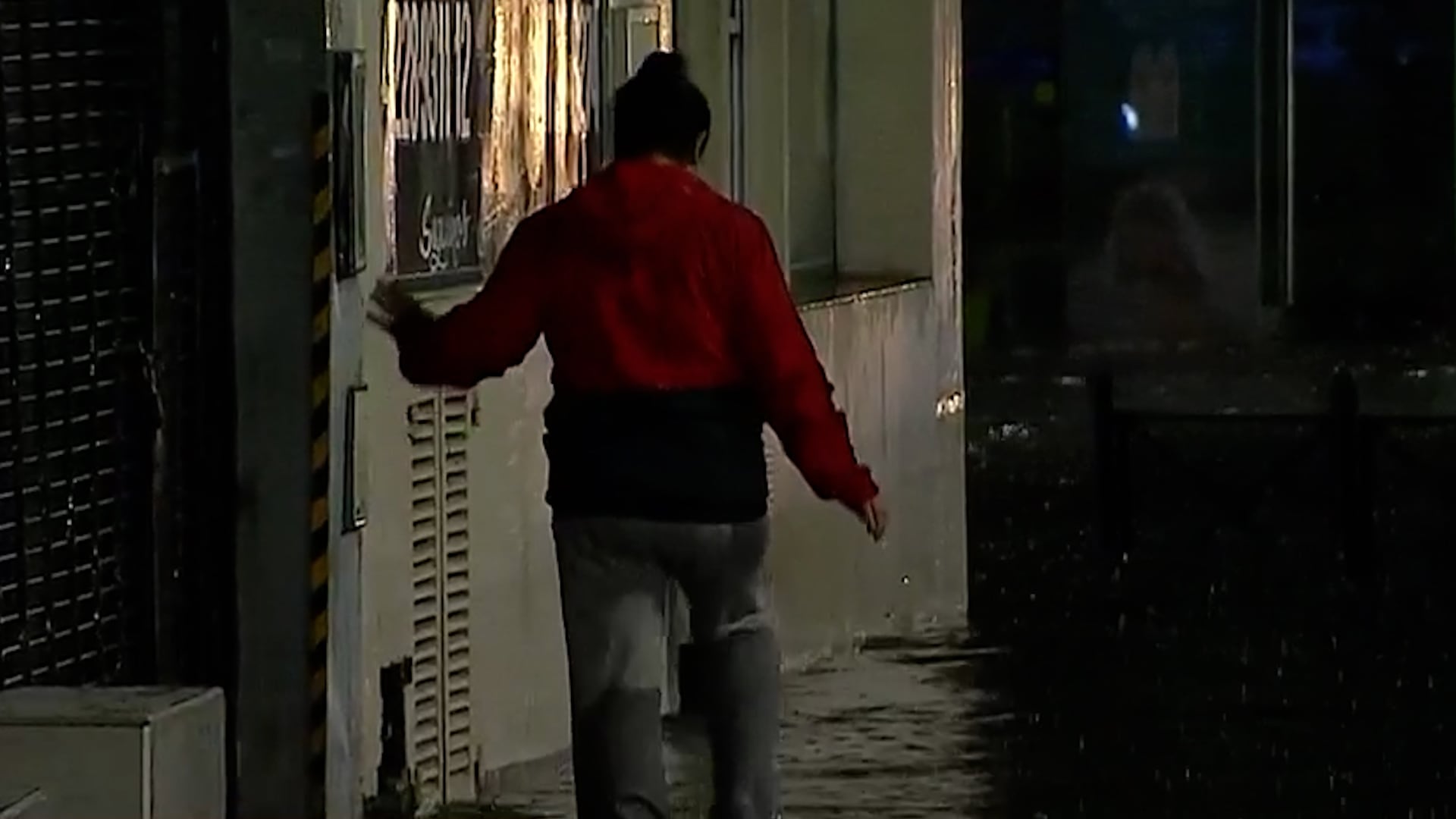 Una vecina camina sobre el agua, luego del diluvio