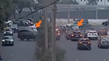 Camioneta choca contra un poste de alumbrado en plena vía urbana, provocando su caída parcial. La estructura queda suspendida por los cables y termina impactando a otro vehículo que circulaba por la zona.