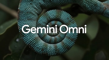 Primer plano de una cola de camaleón con escamas verdes y azules enrollada en espiral. Sobre ella, el texto blanco y nítido dice "Gemini Omni".