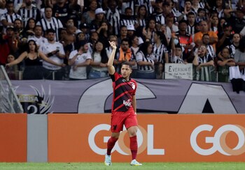 Vitor Roque celebra un gol