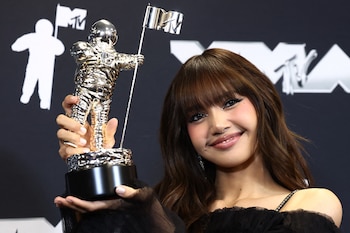 LISA posa con el premio