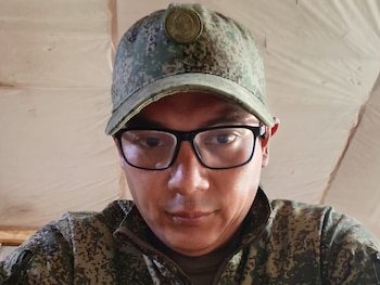 Carlos Alfredo González, ciudadano guatemalteco de 33 años, fotografiado con el uniforme militar de las fuerzas armadas rusas durante su periodo de instrucción (Cortesía).