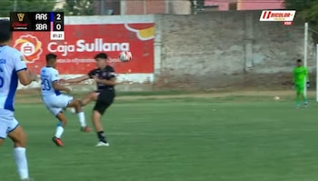El patadón de Luciano Zambrano contra Jimmy Pérez.