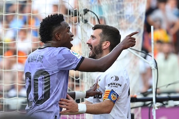 Vinicius y Gayá en el último partido entre el Real Madrid y el Valencia (AP Foto/Alberto Sáiz)
