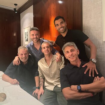 Mastantuono junto a sus amigos,