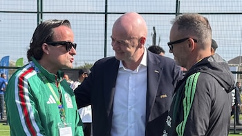 En plena campaña por su continuidad en la FIFA, Gianni Infantino presume apoyo durante encuentro con Mikel Arriola y la FMF