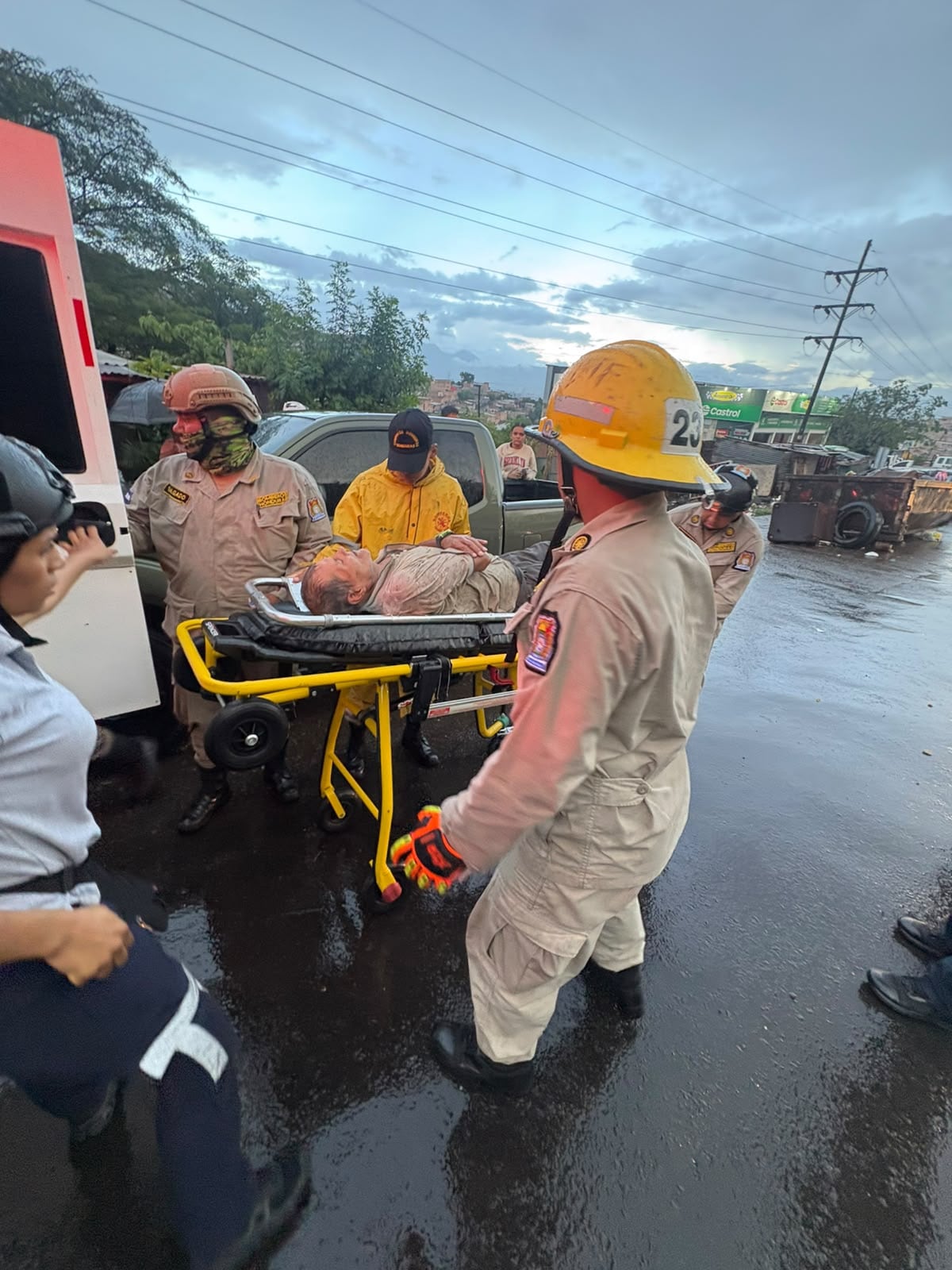 Un hombre de la tercera edad fue rescatado con vida durante las primeras acciones de los cuerpos de emergencia en la zona afectada. (Foto: Cuerpo de Bomberos)