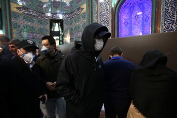 El uso de las mascarillas se extiende en Irán (Reuters)