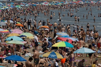 Miles de personas disfrutan de la playa de la Malvarrosa, en Valencia, a 31 de mayo de 2026. (EFE/ Kai Försterling)