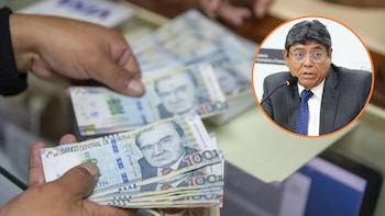 Manos contando billetes de cien soles peruanos junto a un recuadro circular con un funcionario que habla frente a un micrófono