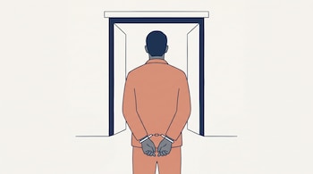 Ilustración de la espalda de un hombre con traje marrón claro y las manos esposadas, situado frente a una puerta abierta con marco azul.