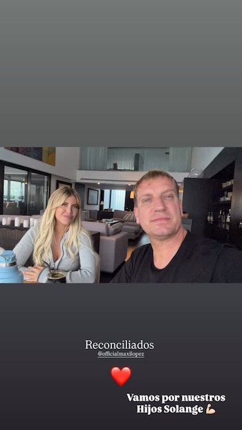 Wanda Nara y Maxi López sentados en una sala de estar, con un texto en la parte inferior que dice Reconciliados y un corazón rojo
