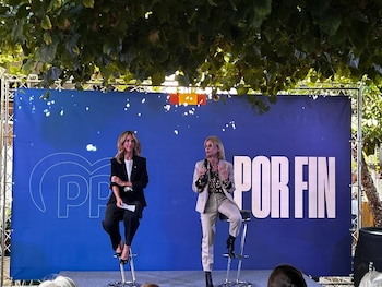 21/10/2026 La portavoz adjunta del PP en el Congreso de los Diputados, Cayetana Álvarez de Toledo, junto a la presidenta local del PP de Jerez, María José García-Pelayo, durante el acto con la militancia y representantes de comunidades latinas..
La portavoz adjunta del PP en el Congreso de los Diputados, Cayetana Álvarez de Toledo, ha tildado este martes al ministro de Asuntos Exteriores, José Manuel Albares, de "candidato de Rabat" tras su designación como cabeza de lista del PSOE por Cádiz para las próximas elecciones generales. Durante un acto con la militancia y representantes de comunidades latinas en Jerez de la Frontera, la dirigente popular ha criticado la trayectoria del titular de Exteriores, vinculándolo además con el expresidente José Luis Rodríguez Zapatero y con la vicepresidenta venezolana, Delcy Rodríguez.
POLITICA
PP