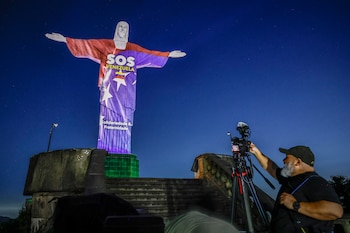 Fotografía aérea del monumento del Cristo Redentor este jueves, con una proyección en homenaje a las víctimas de los terremotos que azotaron a Venezuela la semana pasada, en Río de Janeiro (Brasil) (EFE/Renato Spyrro)