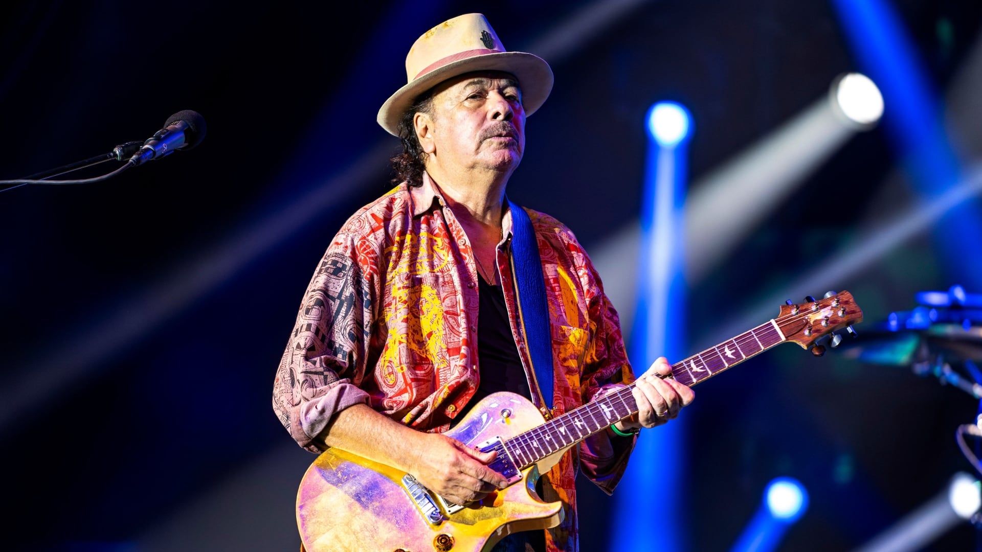 Carlos Santana es parte de la lista de artistas que Clive Davis ayudó a construir. (AP)