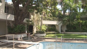 Una alberca y siete jardines